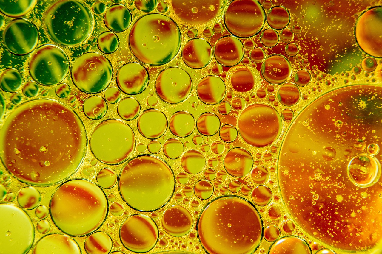 Macro de gotas de aceite y agua, ilustrando el desequilibrio hidrolipídico