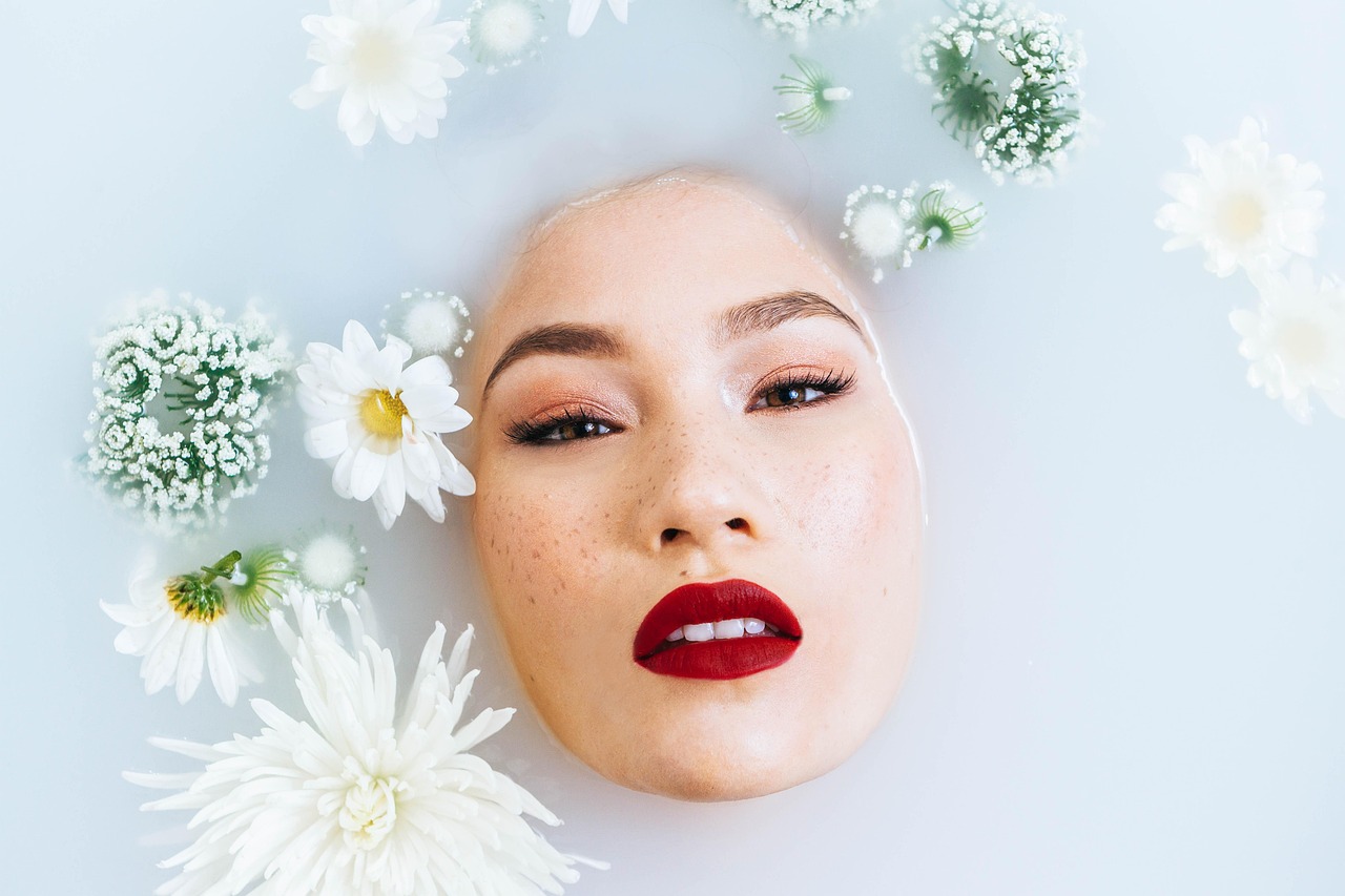 Mujer disfrutando de un baño relajante, representando el cuidado de la piel sensible