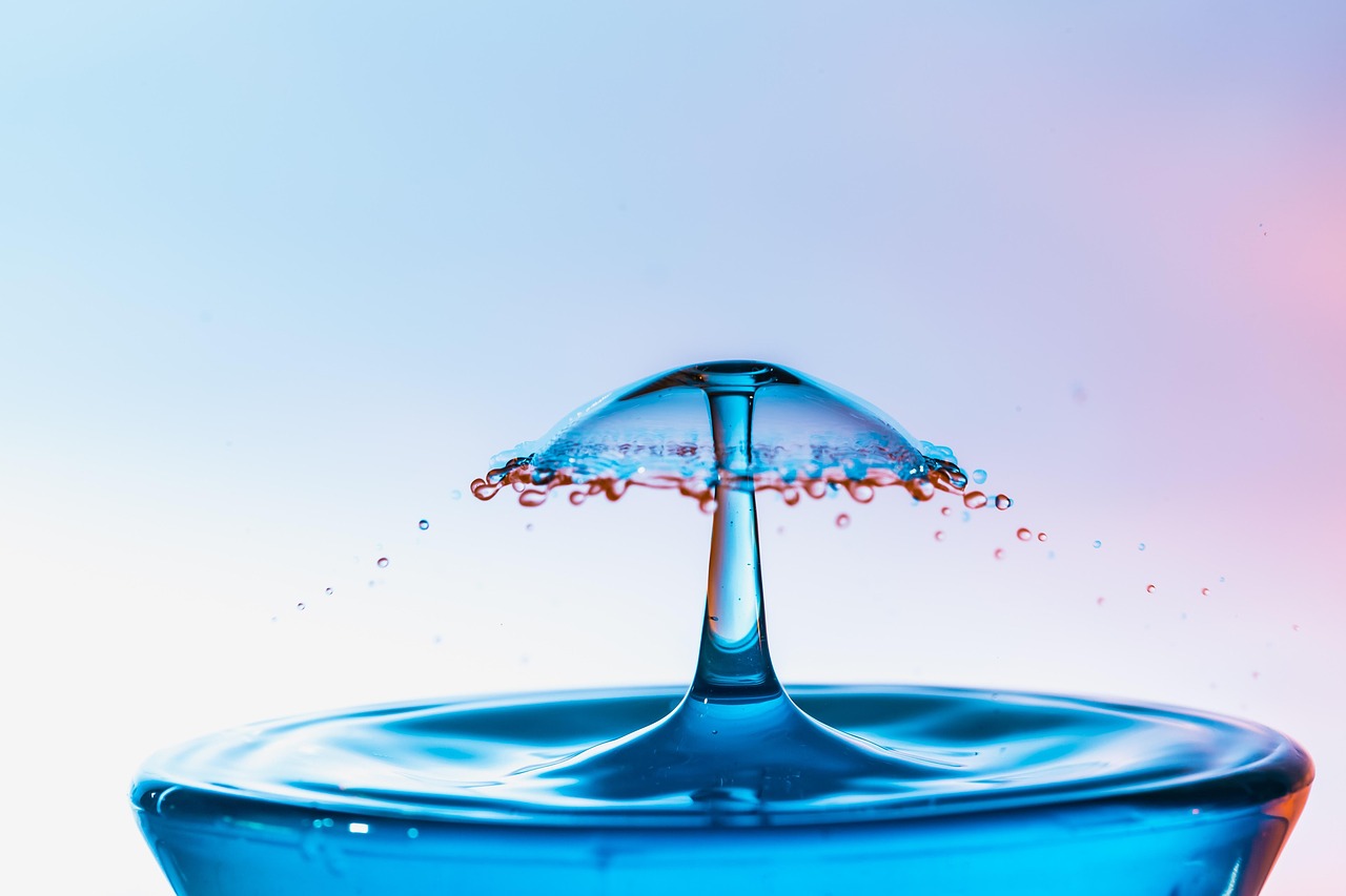 Salpicadura de agua pura representando la hidratación profunda de la piel
