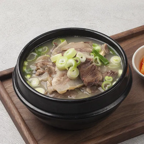엄선한 소고기 21% 듬뿍 나주식 맑은 곰탕 500g 덜어내는 모습